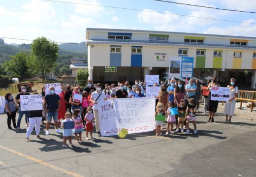 A comunidade educativa do concello de Frades maniféstase contra o peche de aulas de infantil no CPI Ponte Carreira e a prol dun ensino de calidade no rural